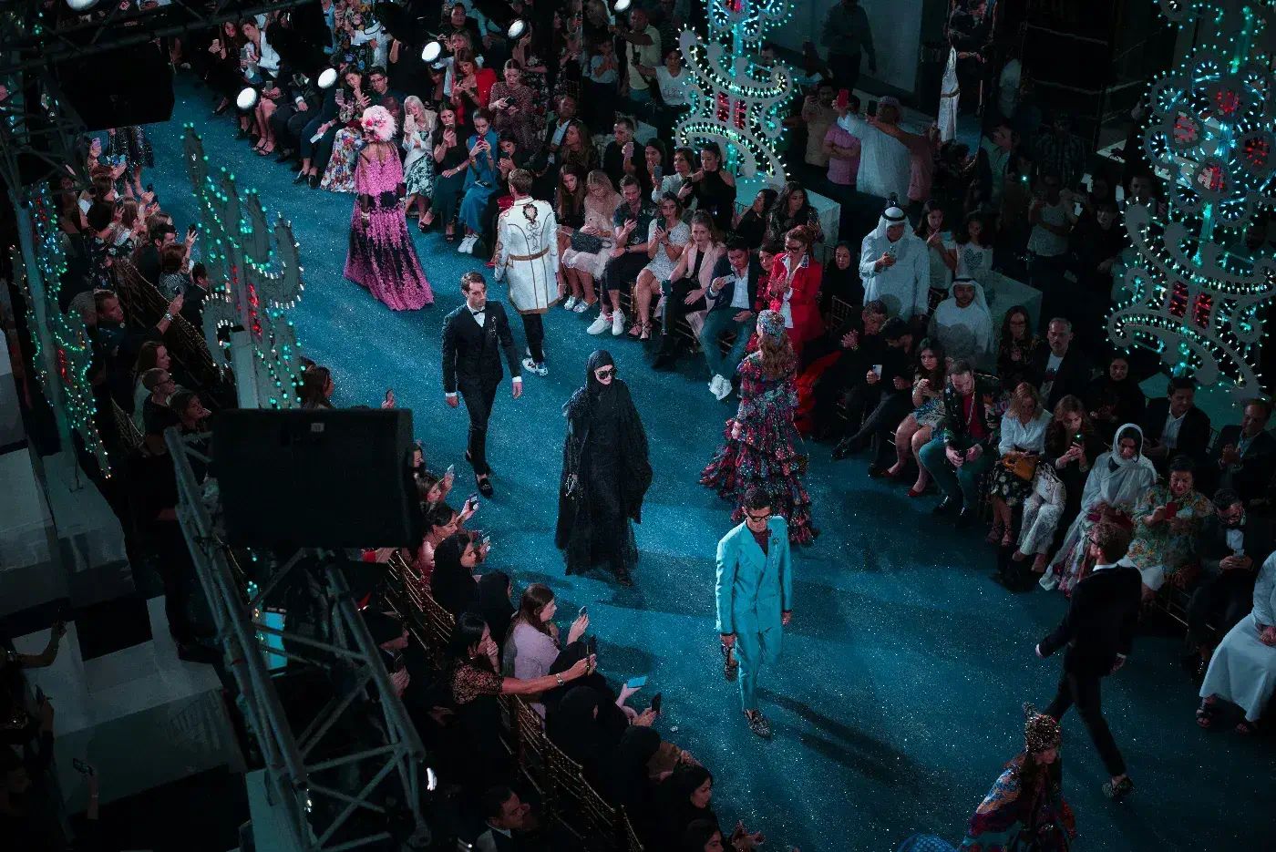 Foto 1 The Glitz And Glamour Of Fashion Runways: A Look Behind The Scenes