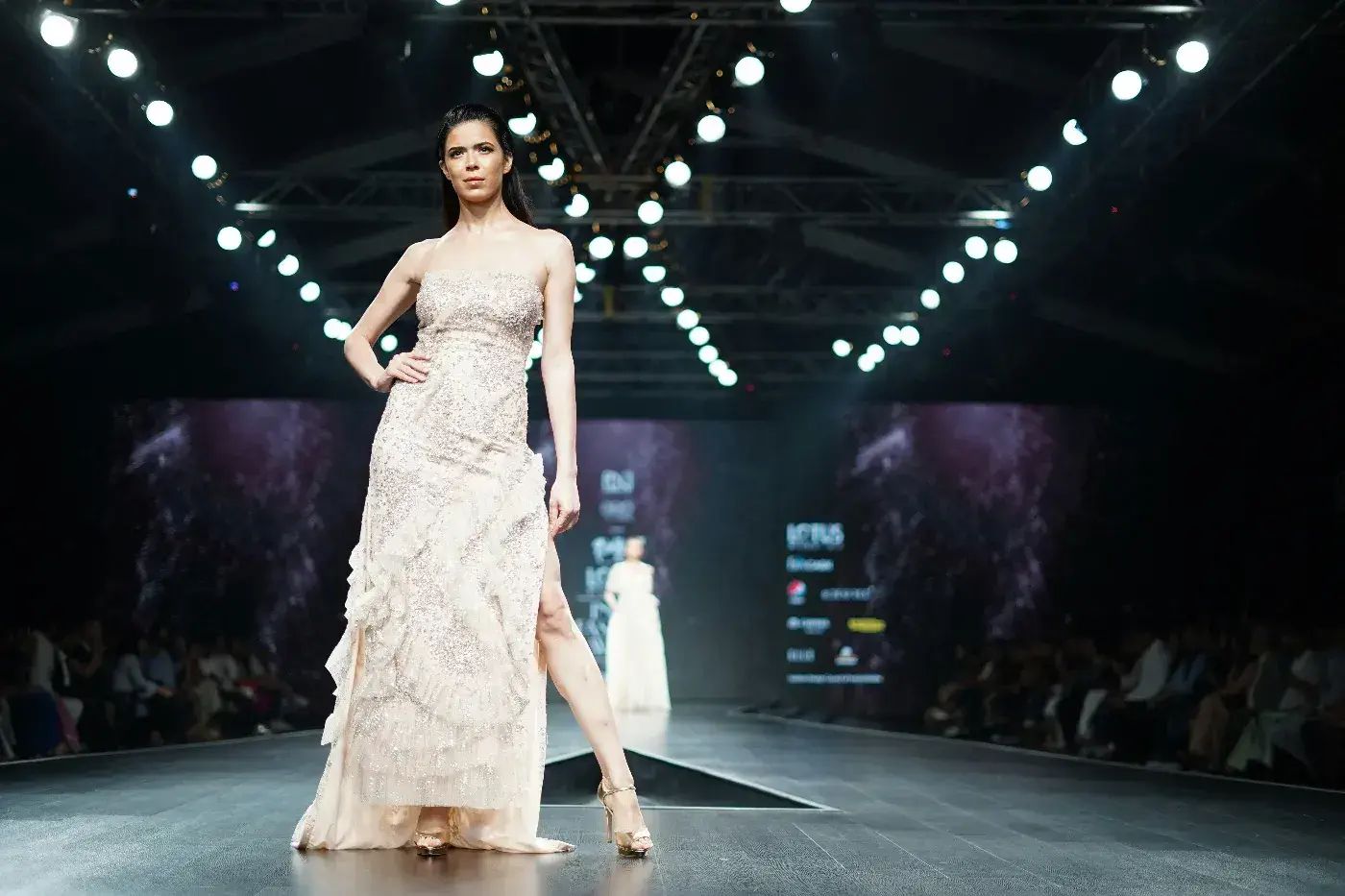 Foto 2 The Glitz And Glamour Of Fashion Runways: A Look Behind The Scenes