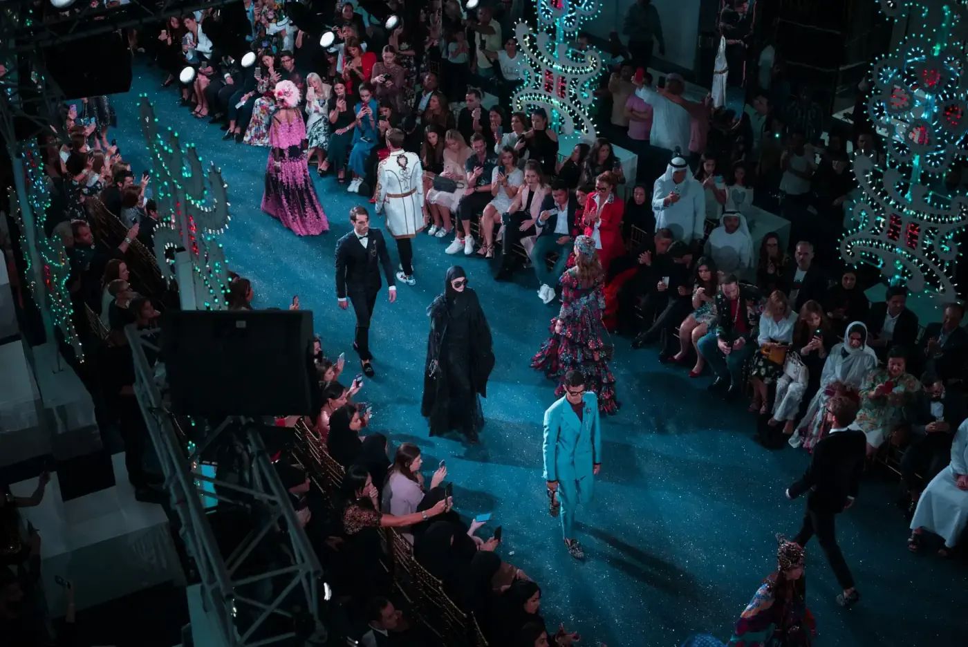 Foto 2 Fashion Week: Global Stage for Trends & Style